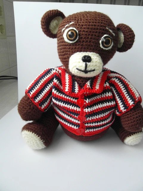 Amigurimi Teddy 27 cm hoch mit gehäkelter Jadcke und Sicherheitsaugen Handarbeit