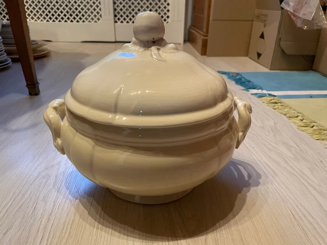 Important et beau legumier en métal argenté