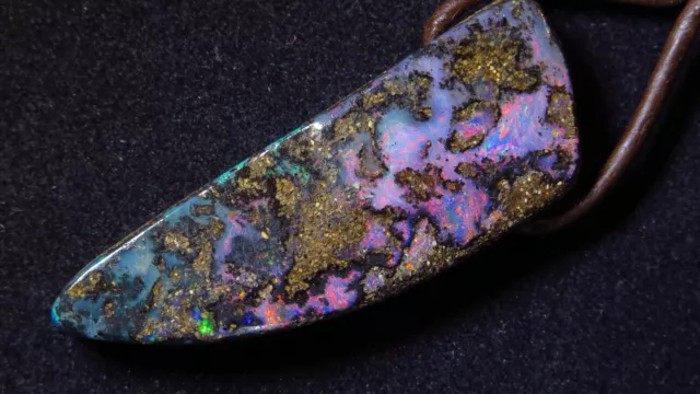 Boulder Opal Anhänger aus Queensland, Australien,  39,2 Carat,  AC 4