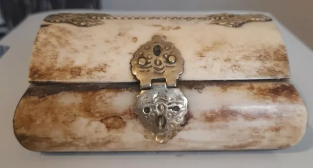 tres jolie petite  Boite à bijoux ou pieces en os et laiton, bon etat