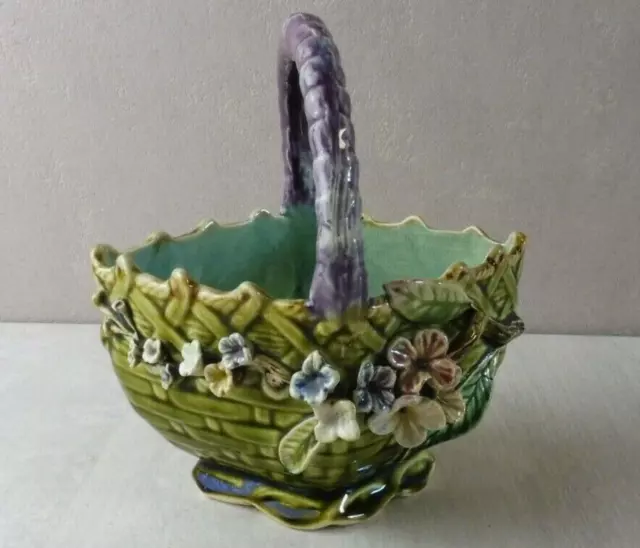 Ancien panier en barbotine, fleurs en relief, Orchies
