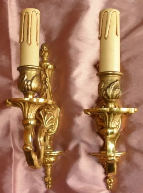 Paire 2 appliques en bronze doré modèle à 1 feu de style Louis XV feuillagé
