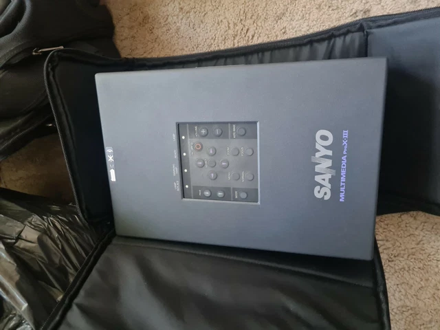 Projecteur multimédia Sanyo PLC-SU15B avec étui de transport