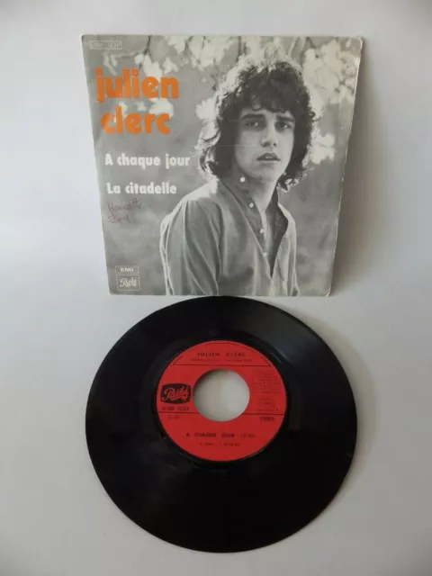 45 RPM Julien Clerc A Each Jour/La Citadelle Vinyl Disk - Music