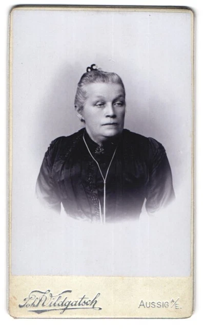 Photography J. Wildgatsch, Aussig / Elbe, Teplitzerstrasse 9, older woman in sw