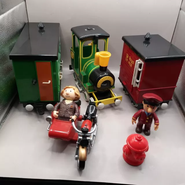 POSTMAN PAT GLENDALE TRAIN AND POSTMAN PAT CAR AND FIGURES - BUNDLE h23