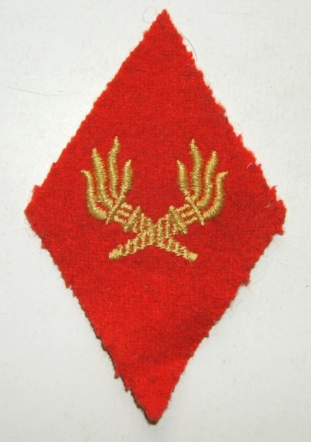 2 insignes du Service de Santé des Armées SSA, losange modèle 1945 - Collection
