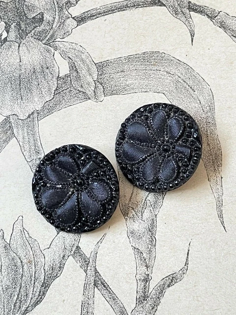 Deux boutons anciens en verre noir décor trèfle jais? collection French Button