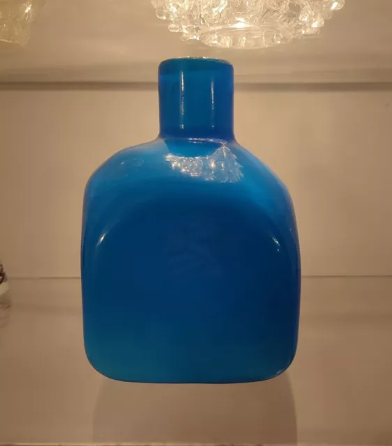 Bottiglia vintage quadrata blu cobalto vetro murano incamiciato bianco