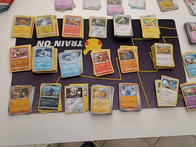 Lot De 60 Cartes Pokémon Officielles Françaises – Sans Doublon – Sans énergie – 5 Brillantes (holo/reverse) – Boîte Personnalisée