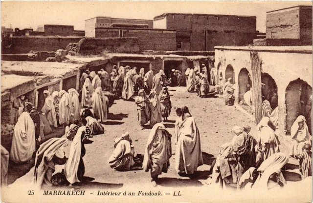 CPA AK MARRAKECH - Intérieur d'un Fondouk MAROC (796500)