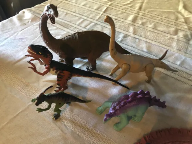 Lot of 5 hard plastic Dinosaur toy figurines       m