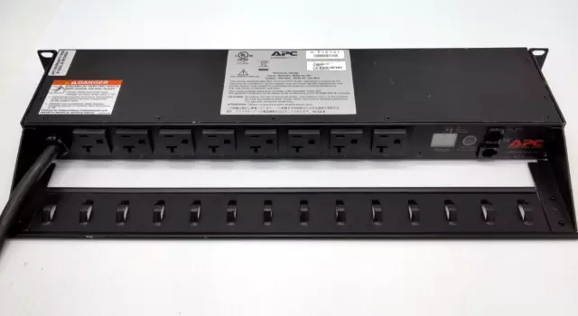 Panel de distribución de energía conmutada APC AP7901B 120V PDU - cable de alimentación negro incl.