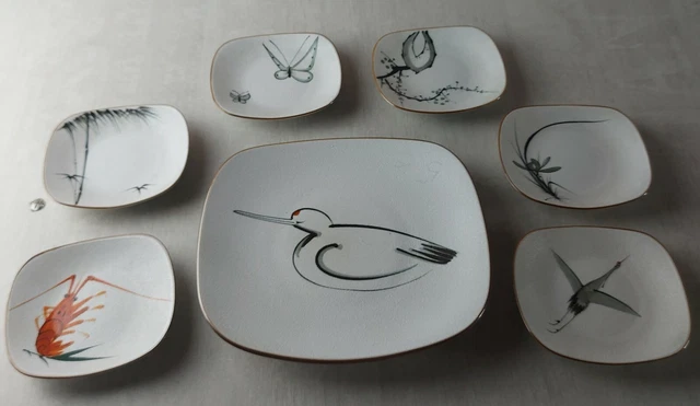 Lot d'assiette + petites coupelles, décor peint main, en céramique, à identifier