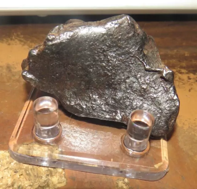 93 GM. Egypt Gebel Kamil Iron meteorite complete individual W/ STAND; RARE;CRUST