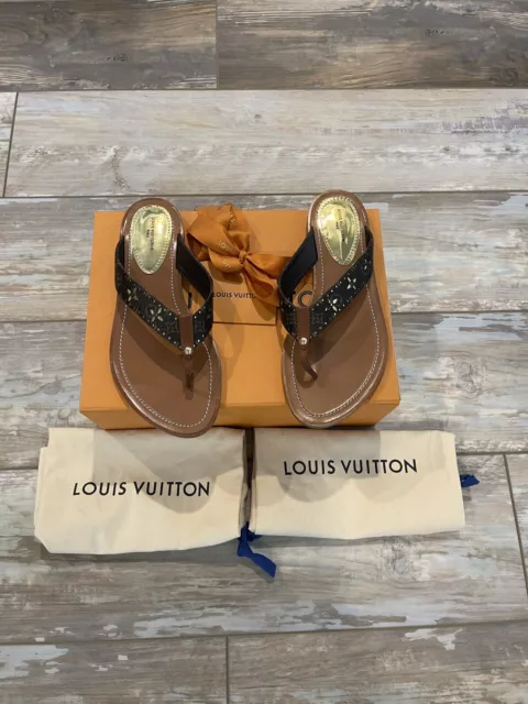 Shop Louis Vuitton Pool Pillow Flat Comfort Sandal (1A9OWG) by