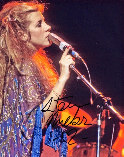 A fantastic 10x8 Autographed Photo of Stevie Nicks & CoA