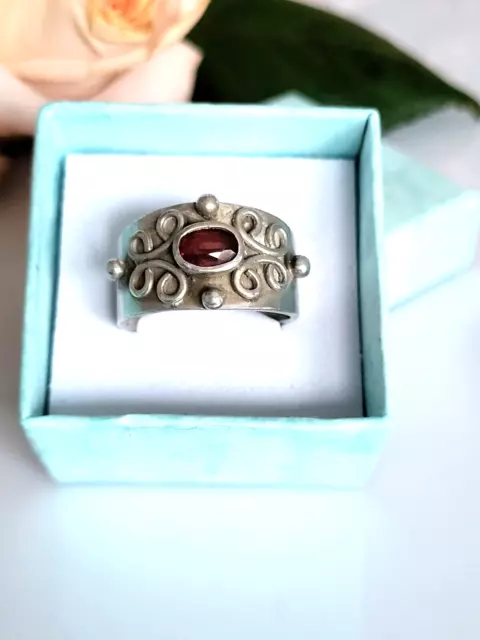 Phantastischer älterer Ring Silber 900, besetzt mit Granat Stein, 17,5mm