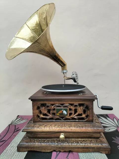 Vintage Revival: Designer Wind-Up Gramophone - An Elegant Phonograph for Home