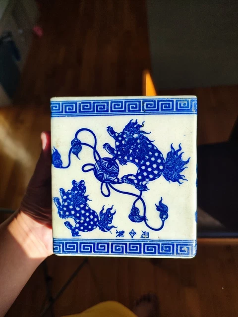 Antike chinesische Porzellan-Opiumkissen - blau & weiß, signiert, handbemalt