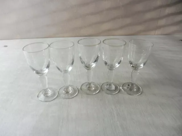 Lot de 5 anciens petits verres à alcool, en verre, décor gravé