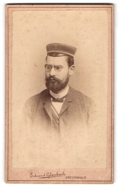 Fotografie Eduard Glaubach, Greifswald, älterer Student im Anzug mit Couleur un