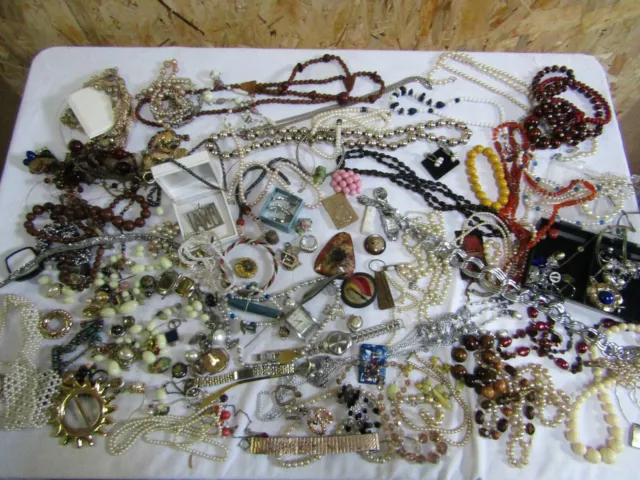 Lot De Bijoux Anciens – Breloques Et Divers, Métaux Mixtes Argentés