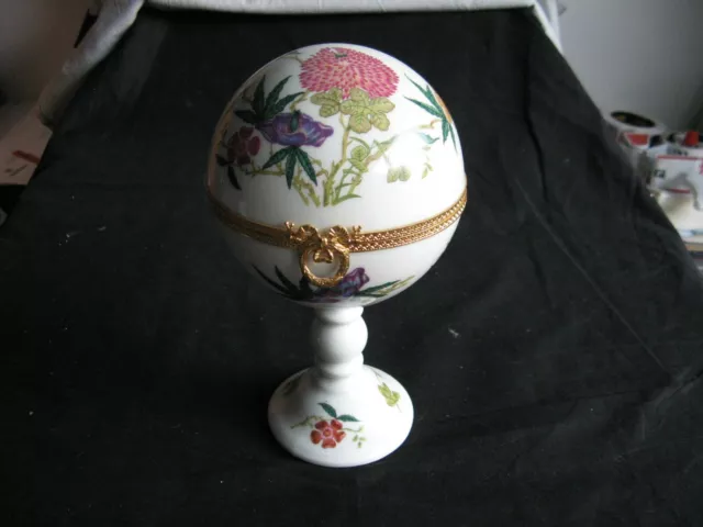 Magnifique bonbonnière globe sur pied en porcelaine de Limoges Raynaud & Cie