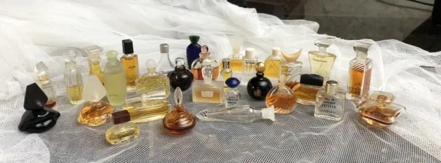 Lot De 30 Miniatures Parfum Vintage.