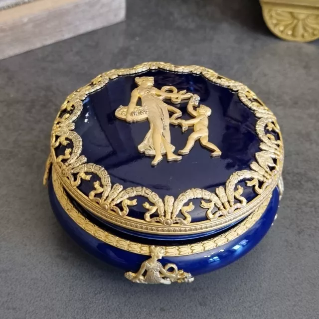 Rare boîte Bijoux Pilulier Porcelaine Sèvres, monture bronze à L'antique. Empire
