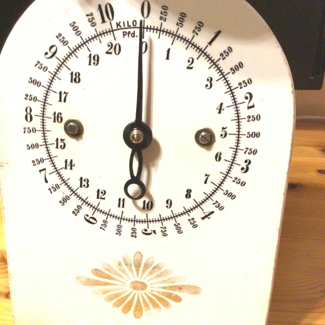 alte antike Waage,Küchenwaage,Federwaage,Haushaltswaage, Keramik-Skala