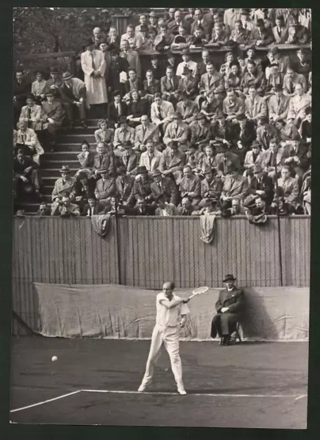 Fotografie Tennisspieler Menzel vor vollen Rängen