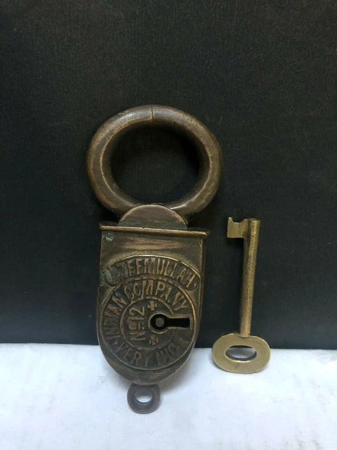 Ein Altes Primitives Vorhängeschloss In Messingkrabbenform Mit Schlüssel.
