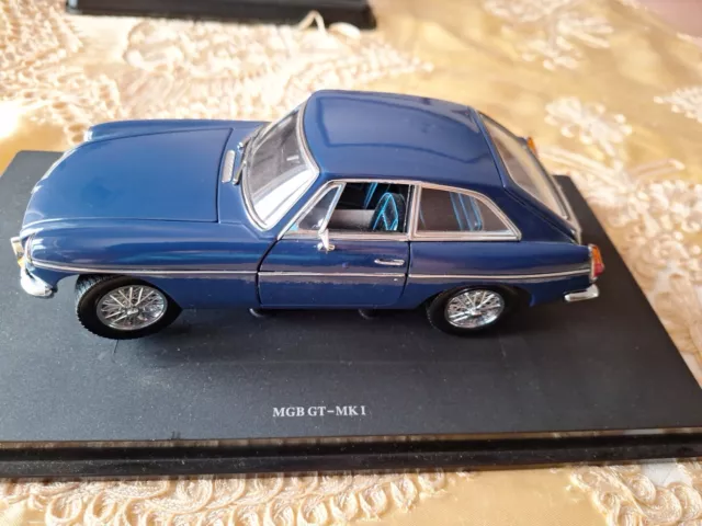 Revell 1/18 MGB GT - Blue Mk1 - Die Cast Model British Sports Car - 28508