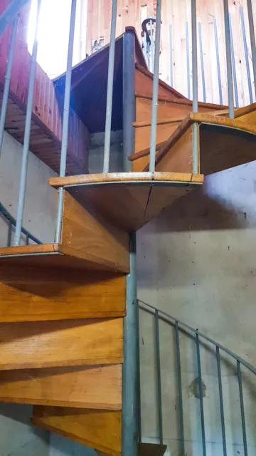 Escalier colimaçon, hélicoïdal en chêne et fer forgé d'époque 2