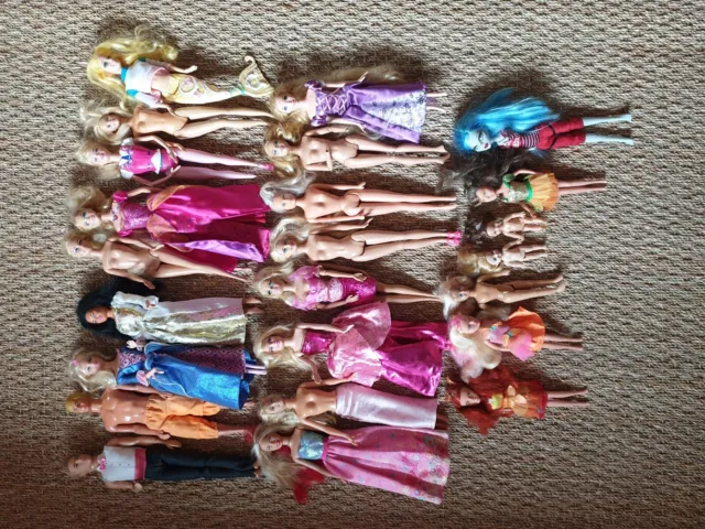 Gros lot de barbies, accessoires et mobilier