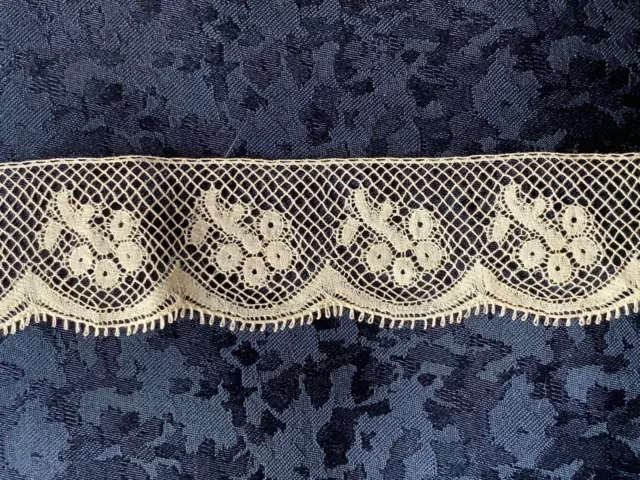 Beautiful Vintage French Valenciennes Bobbin Lace Edging - 113cm + 150cm by 2.6