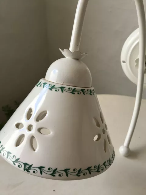 Applique lampada da parete in ceramica bianca traforata