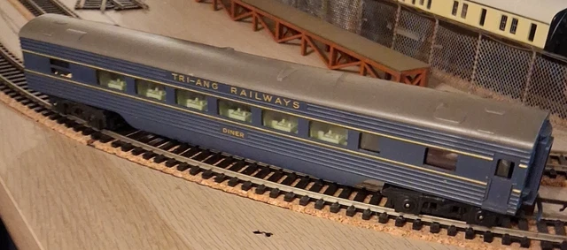 Lot 388 - A group of TRI-ANG Transcontinental OO Gauge Lot 388 - A group of TRI-ANG Transcontinental OO Gauge