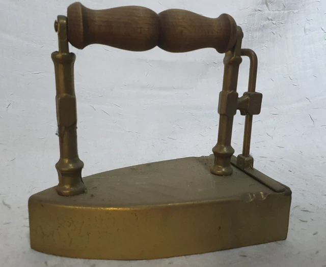ANCIEN SUPPORT POUR Fer A Repasser A Braise . Date De 1903 . Modele
