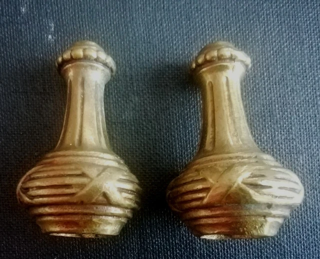 PAIRE D'EMBOUTS ANCIENS pour barre à rideau - motifs pomme de pin - tringle EUR 24,90 - FR