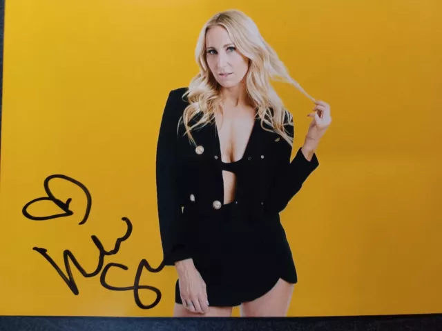 NIKKI GLASER Hand Signed Autograph 4X6 Photo -SEXY ACTRESS & STAND UP COMIC