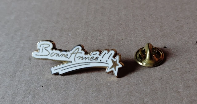 Pin’s Villa Caroline – Zamac Doré Signé Shangai Bay Paris – Collection