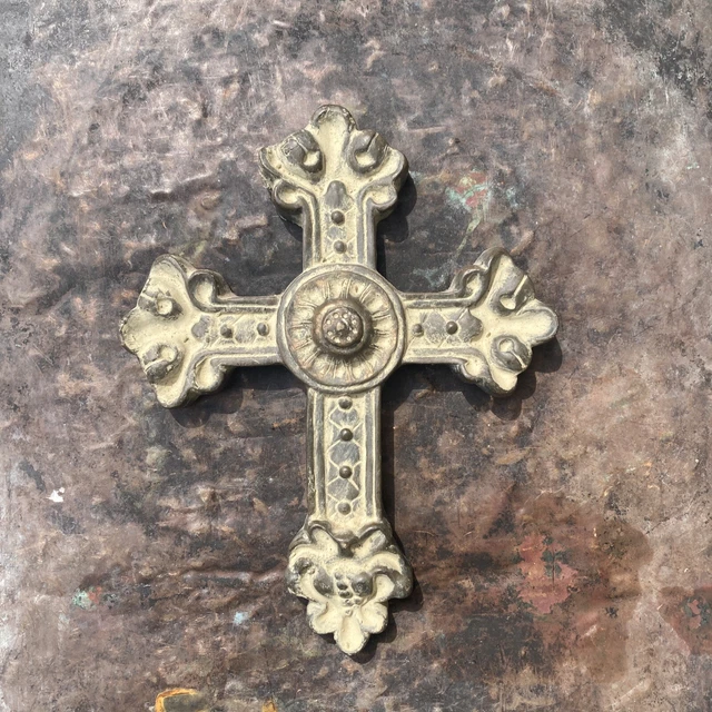 GOTHIC CHRISTIAN CROSS Wall Hanging Faux Metal Resin Religious Decor