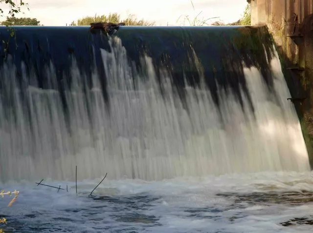 Photo 6x4 River Dearne weir Darfield  c2008