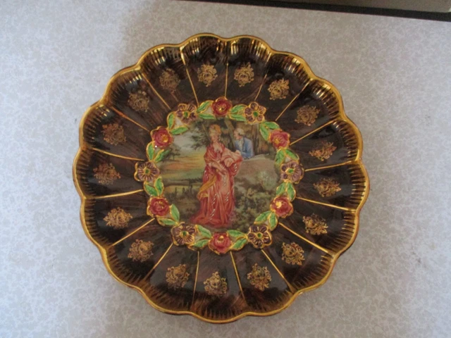 1 GRAND PLAT DECORATIF EN FAIENCE. COUPE AVEC SCENE AU CENTRE. DORURE et COULEUR