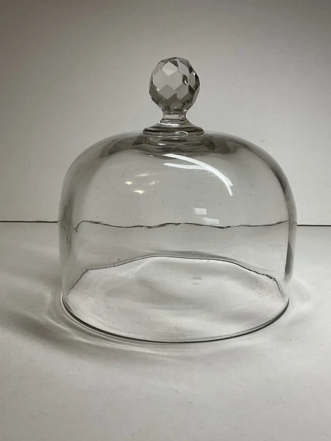 Ancienne cloche à fromage sur son plateau en cristal léger