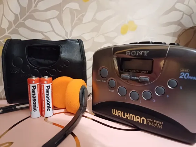 Vintage Sony Walkman WM-FX251 FM/AM Radio cassette Player. 