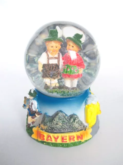 Bayern Schneekugel Trachtenpaar Bavaria Snowglobe Germany Souvenir (002)