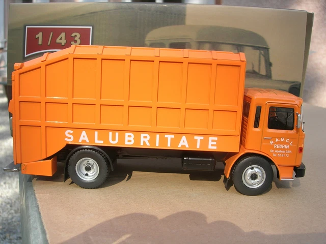 CAMION D'AUTREFOIS N°55 Saviem Sm 10 1975 Bennes A Ordures 1/43 Ixo